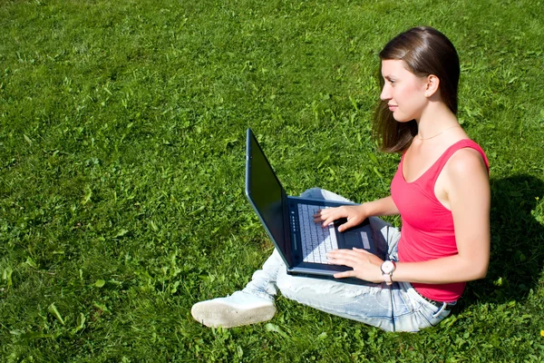 Jonge student op vakantie met laptop — Stockfoto