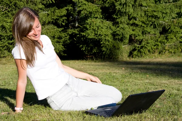 Ung affärskvinna arbetar på bärbar dator utomhus — Stockfoto