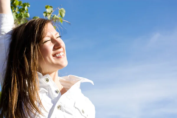 Portret van vrij jonge vrouw - buitenshuis — Stockfoto