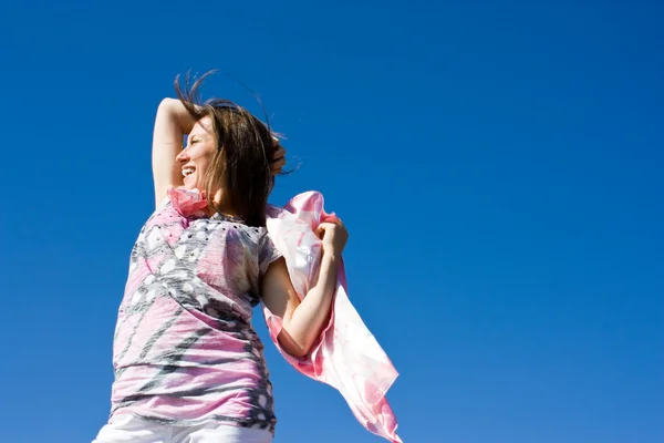 Gelukkig brunette spelen met een sjaal in de zomer — Stockfoto