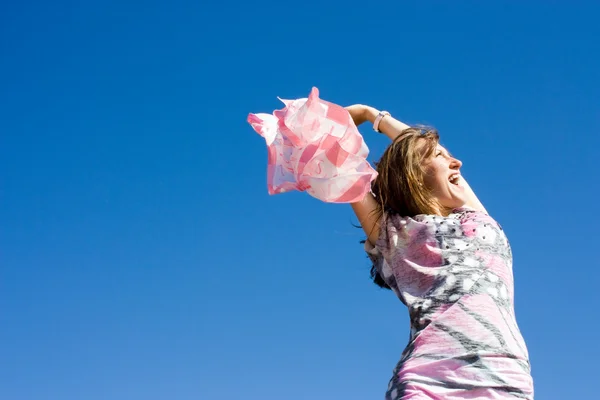 Pozitivní mladá dívka proti obloze v létě — Stock fotografie