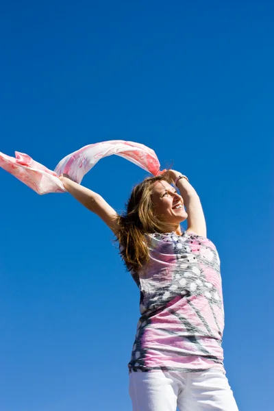 Yaz gökyüzüne karşı olumlu genç kız — Stok fotoğraf
