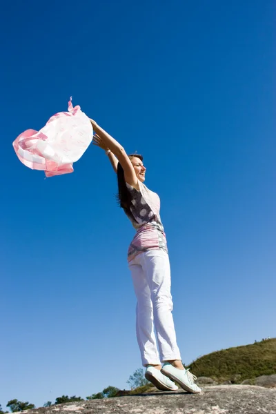 Morena feliz brincando com um lenço no verão — Fotografia de Stock