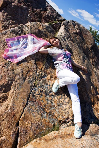 Θετική κοπέλα κατά το βράχο το καλοκαίρι — Φωτογραφία Αρχείου