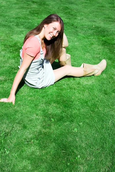 緑の草に幸せな若いブルネット — ストック写真