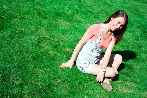 Linda morena en la hierba verde en verano —  Fotos de Stock