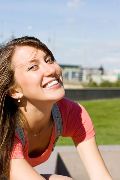 Jonge gelukkig brunette op een zonnige dag — Stockfoto