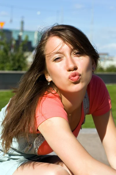 Young girl lets kiss — Stockfoto