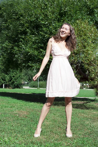 Retrato de la joven hermosa mujer sonriente al aire libre —  Fotos de Stock