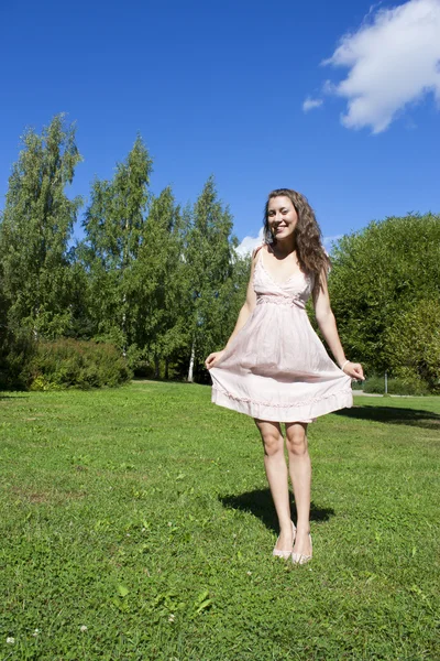 Porträtt av den unga vackra leende kvinnan utomhus — Stockfoto