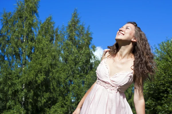 Mooie jonge vrouw outdoor in het gras in de zomer — Stockfoto
