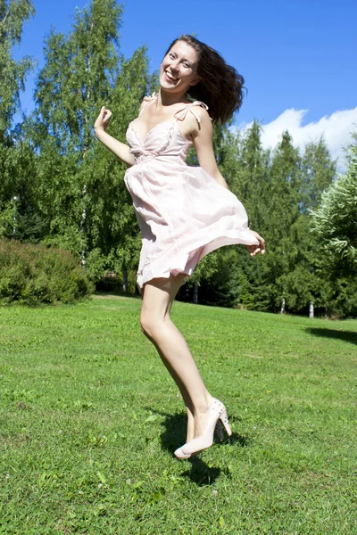 Hermosa chica saltando —  Fotos de Stock