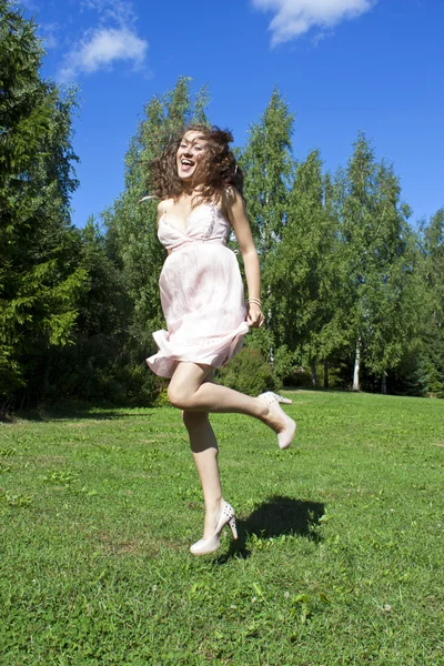 Güzel bir atlama kız — Stok fotoğraf