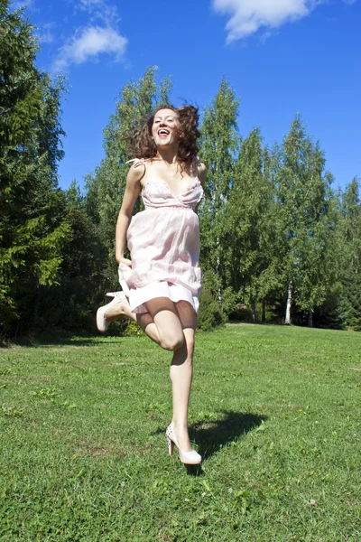 Güzel bir atlama kız — Stok fotoğraf