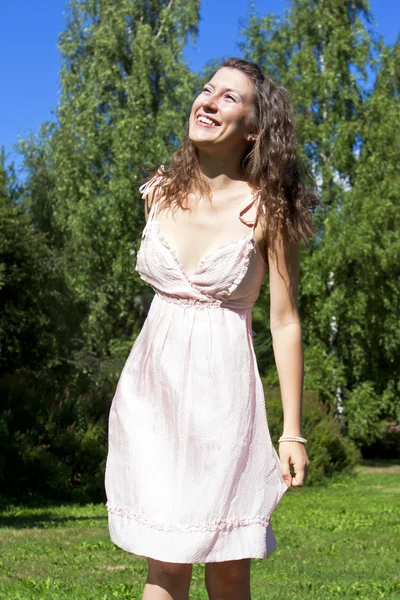 Beautiful young happy woman under blue sky. — Stock Photo, Image