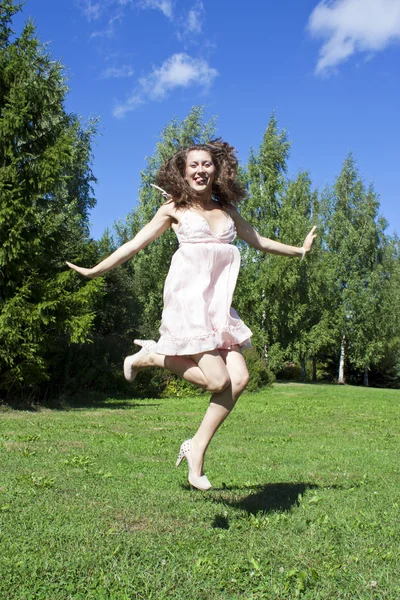 美丽的跳跃女孩 — 图库照片