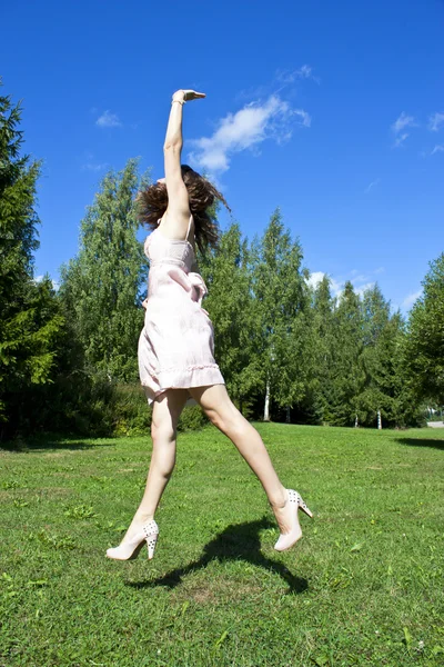 Piękna dziewczyna skoki — Zdjęcie stockowe