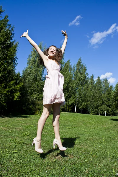 Krásná mladá šťastná žena pod modrou oblohou. — Stock fotografie