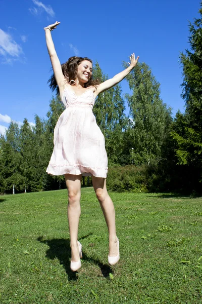 Hermosa joven feliz mujer bajo el cielo azul . — Foto de Stock