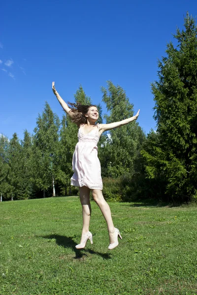 Linda jovem mulher feliz sob o céu azul . — Fotografia de Stock
