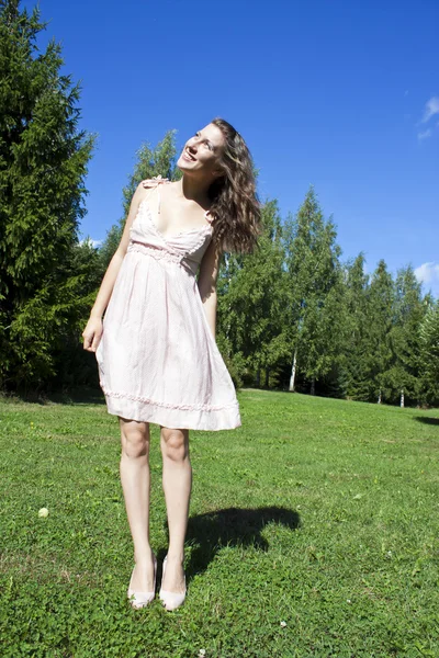 Hermosa joven feliz mujer bajo el cielo azul . —  Fotos de Stock