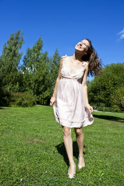 Piękna młoda kobieta szczęśliwy pod błękitne niebo. — Zdjęcie stockowe