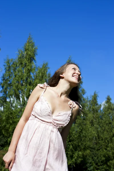 Piękna młoda kobieta szczęśliwy pod błękitne niebo. — Zdjęcie stockowe