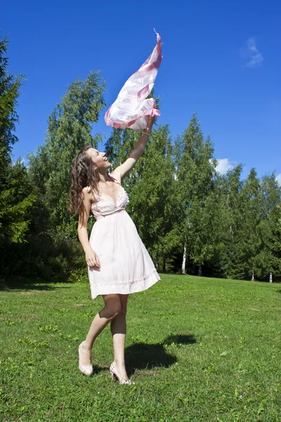 Bella giovane donna che balla con il fazzoletto contro il cielo blu — Foto Stock