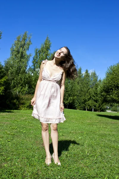Krásná mladá šťastná žena pod modrou oblohou. Stock Fotografie
