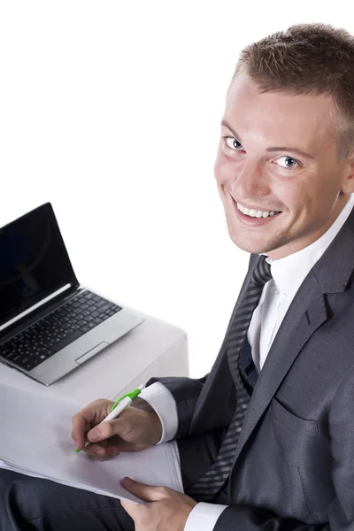 Счастливый молодой бизнесмен использует ноутбук в бизнесе — стоковое фото