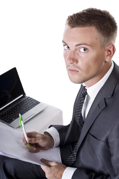 Gelukkig jonge zakenman laptop gebruiken in business — Stockfoto