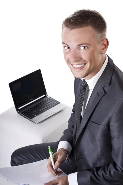 Rückansicht eines gutaussehenden Mannes am Laptop — Stockfoto