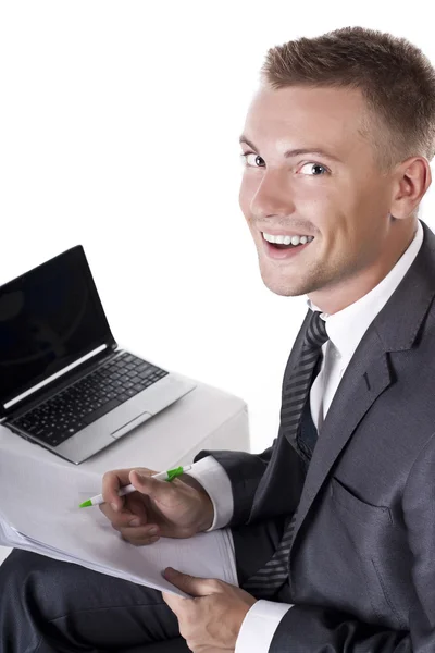 Hombre trabajador con un portátil, sobre un fondo blanco —  Fotos de Stock
