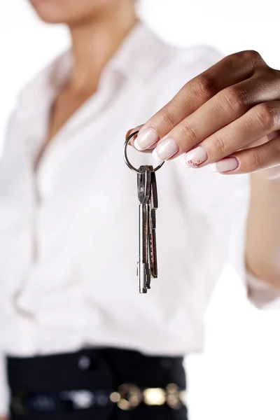 Portrait of Young and beautiful businesswoman holding keys, focu — Stock Photo, Image
