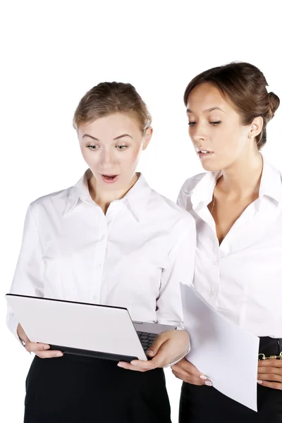 Duas belas empresárias trabalhando no laptop — Fotografia de Stock