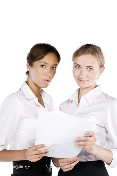 Donne d'affari sorridenti isolate su uno sfondo bianco — Foto Stock