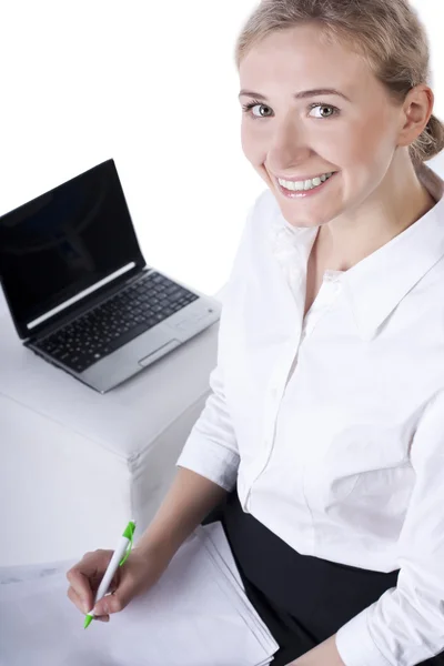Молодая деловая женщина с ноутбуком, изолированные — стоковое фото