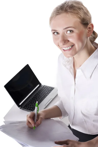 Jovem empresária com laptop, isolado — Fotografia de Stock