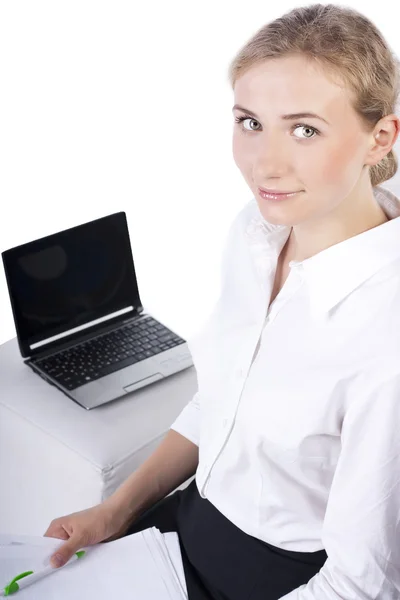 Молодая деловая женщина с ноутбуком, изолированные — стоковое фото