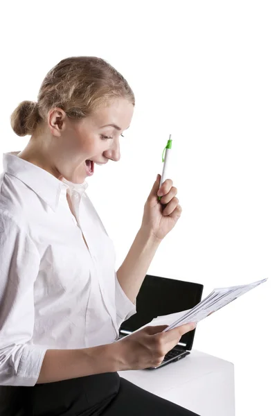 Jonge zakenvrouw met laptop, geïsoleerd — Stockfoto