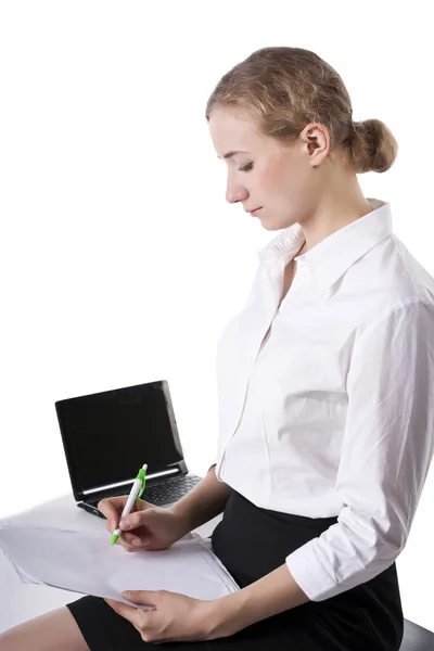 Joven mujer de negocios navegando en Internet — Foto de Stock