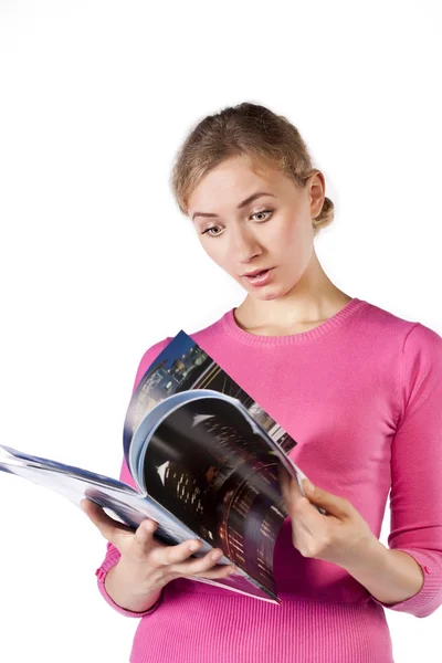 Jonge vrouw glimlachend lezen op wit — Stockfoto