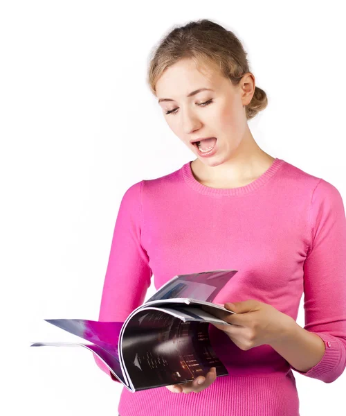 Усміхнена молода жінка читає на білому — стокове фото