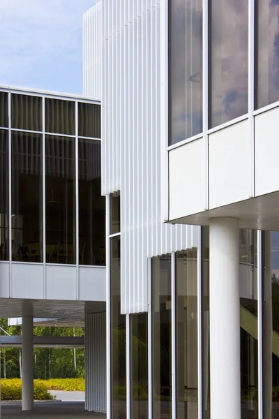Moderne kantoor huis, blauw glas op een hemel achtergrond — Stockfoto