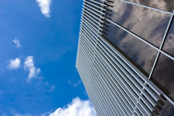 Moderne kantoor huis. blauw glas op een hemel achtergrond — Stockfoto