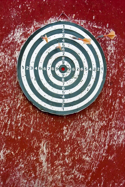 Kırmızı bir hedefe isabet dart — Stok fotoğraf
