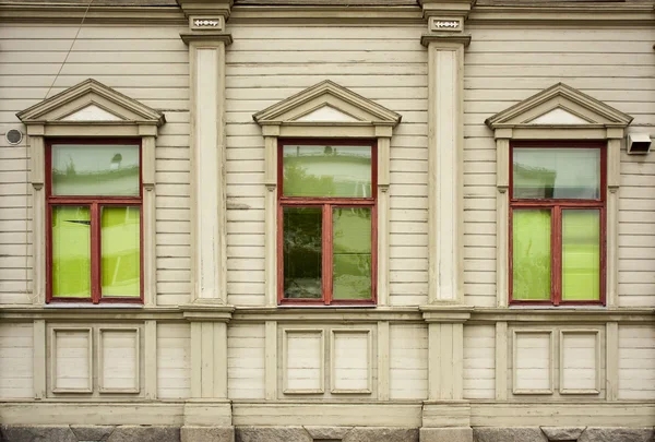 Windows van oude, houten huisje — Stockfoto