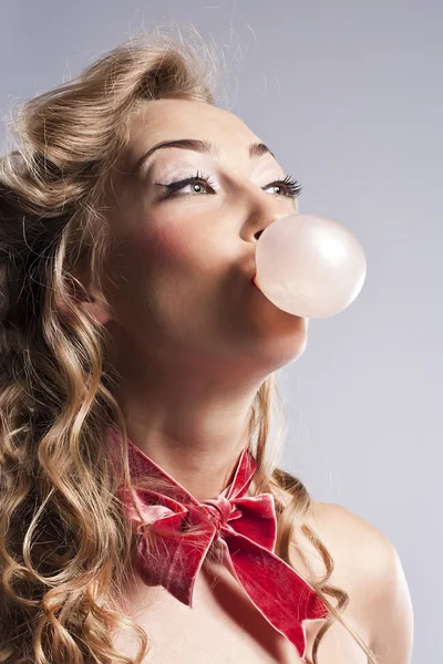 Pretty woman blowing bubble, with bubble gum — Stock Photo, Image