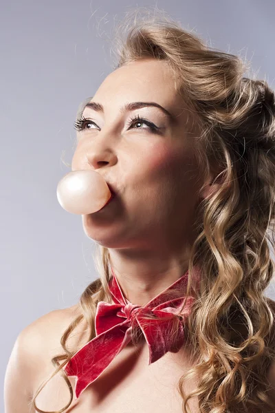 Mujer bonita soplando burbuja, con goma de mascar — Foto de Stock