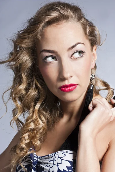 Glamour porträtt av vackra, lockiga blonda — Stockfoto